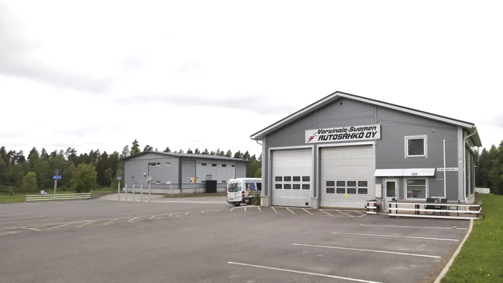 Varsinais-Suomen Autosähkön korjaamo ja pysäköintialue