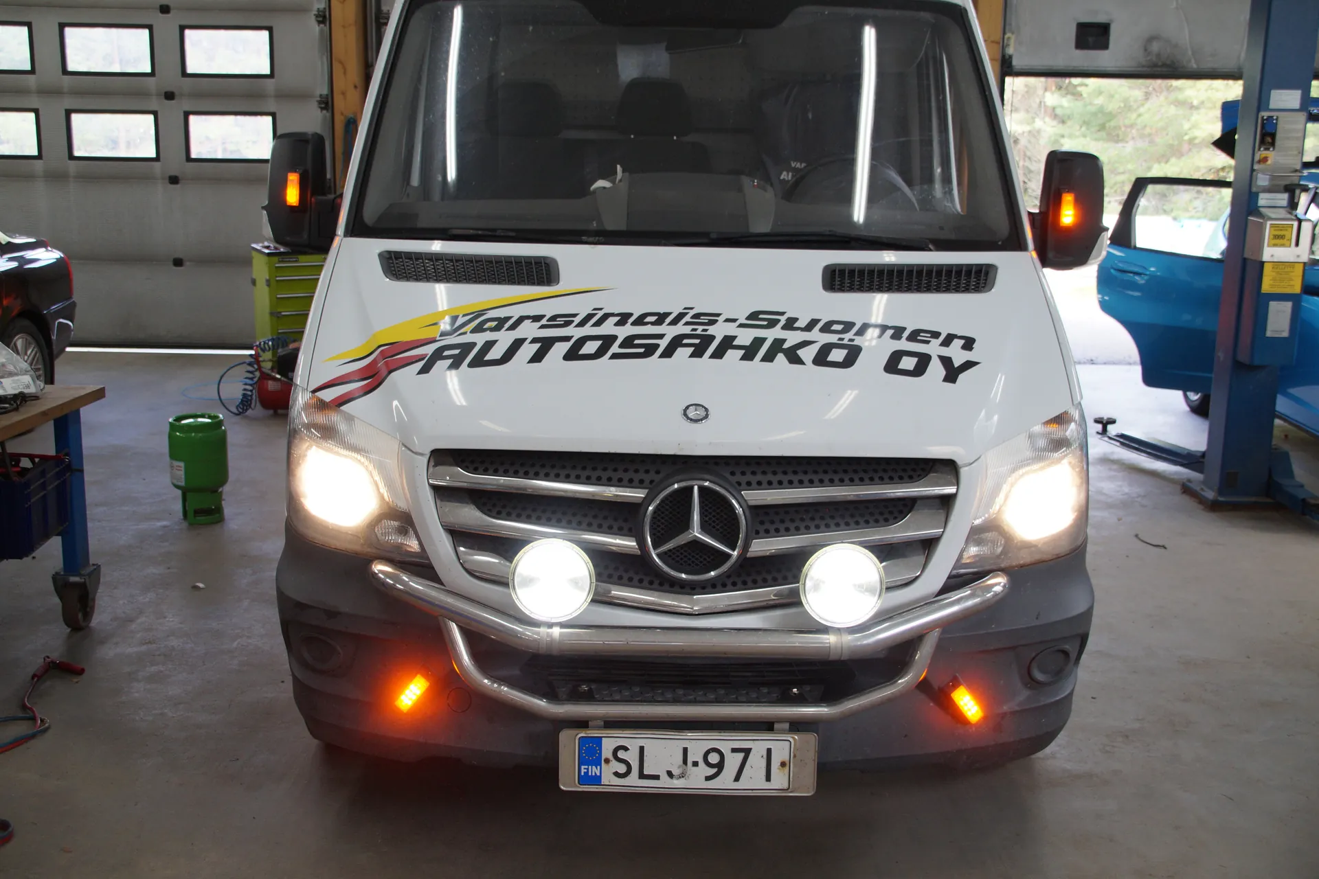 Pakettiauto, johon on asennettu lisävalot